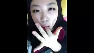 بریٹی سس کی پرجوش ایما اسٹارلیٹو کے ساتھ کندھوں پر ٹانگیں